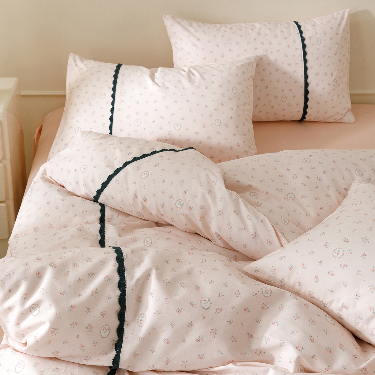 91家纺网 家纺一手货源 找家纺 女子家纺 2026新款40支13070全棉纯棉斜纹印花蕾丝四件套 粉桃小花