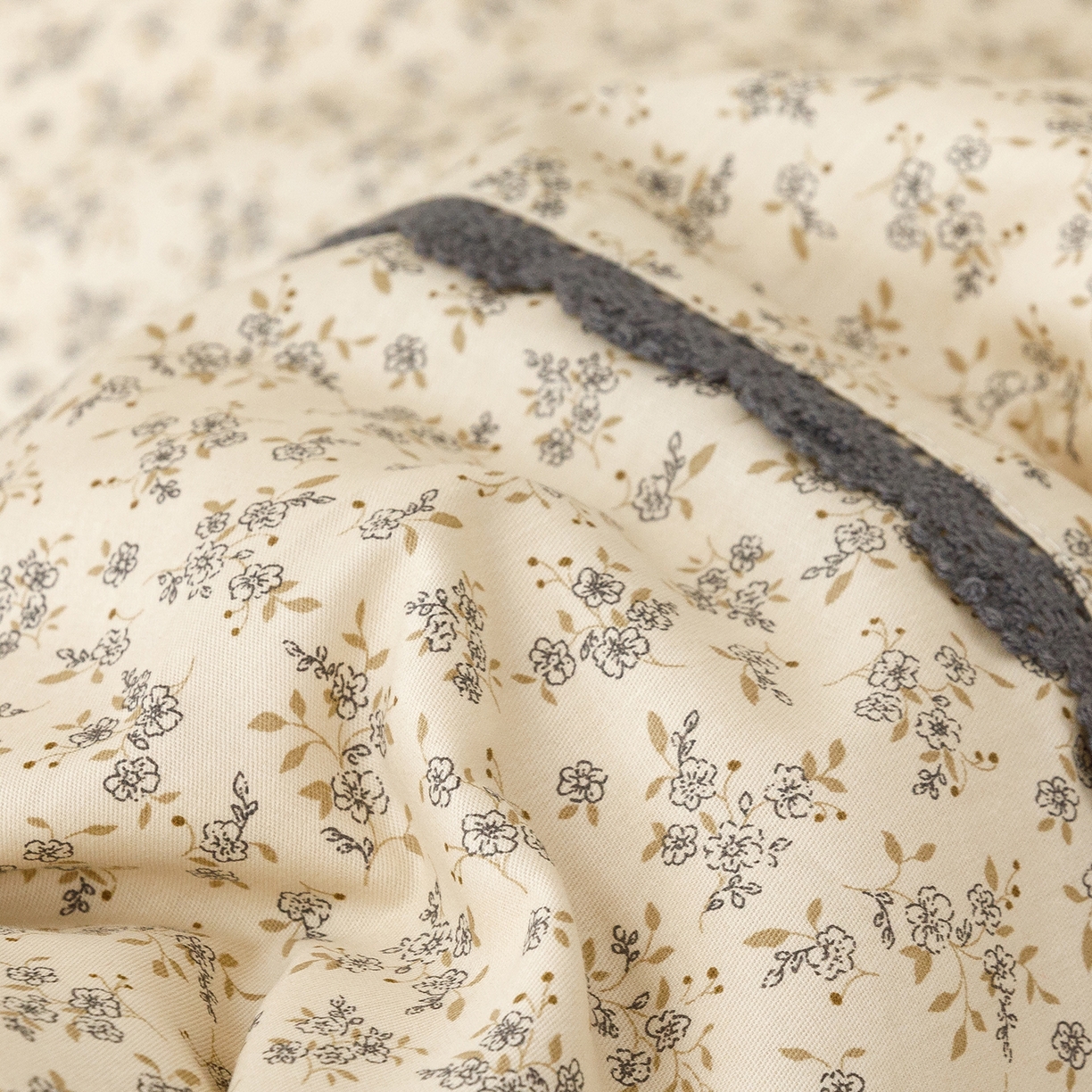 91家纺网 家纺一手货源 找家纺 女子家纺 2026新款40支13070全棉纯棉斜纹印花蕾丝四件套 初朵