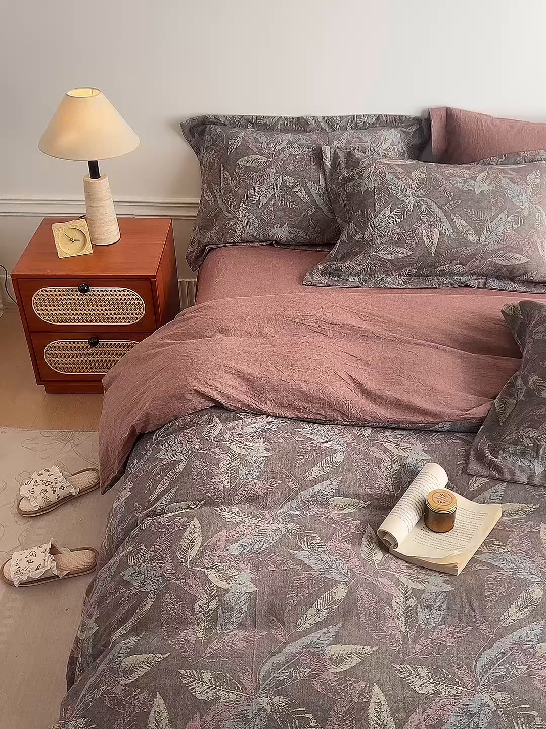 91家纺网 家纺一手货源 找家纺 兰紫橙家纺 2026春夏新款全棉纯棉色织提花四件套 叶之舞-暗红