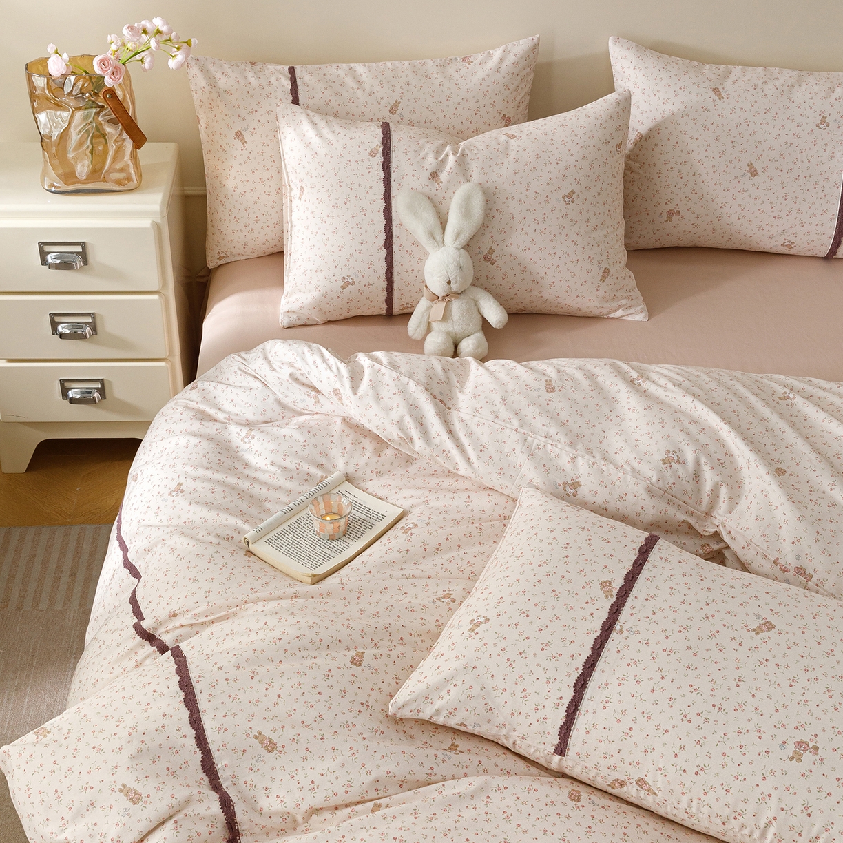 91家纺网 家纺一手货源 找家纺 女子家纺 2026新款40支13070全棉纯棉斜纹印花蕾丝四件套 花田小兔