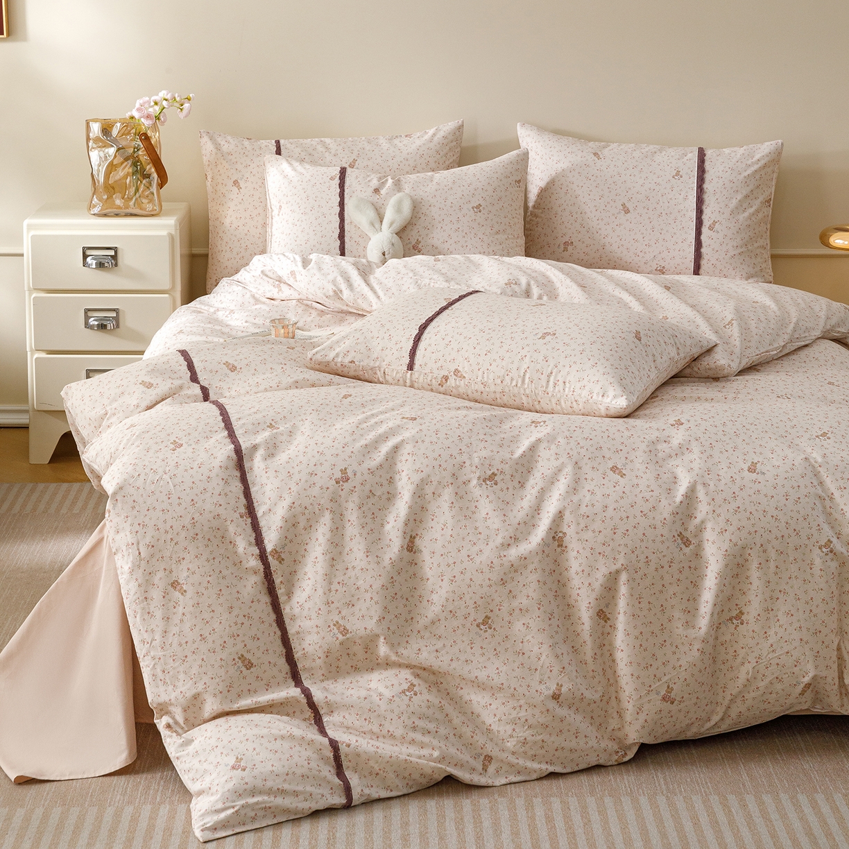 91家纺网 家纺一手货源 找家纺 女子家纺 2026新款40支13070全棉纯棉斜纹印花蕾丝四件套 花田小兔