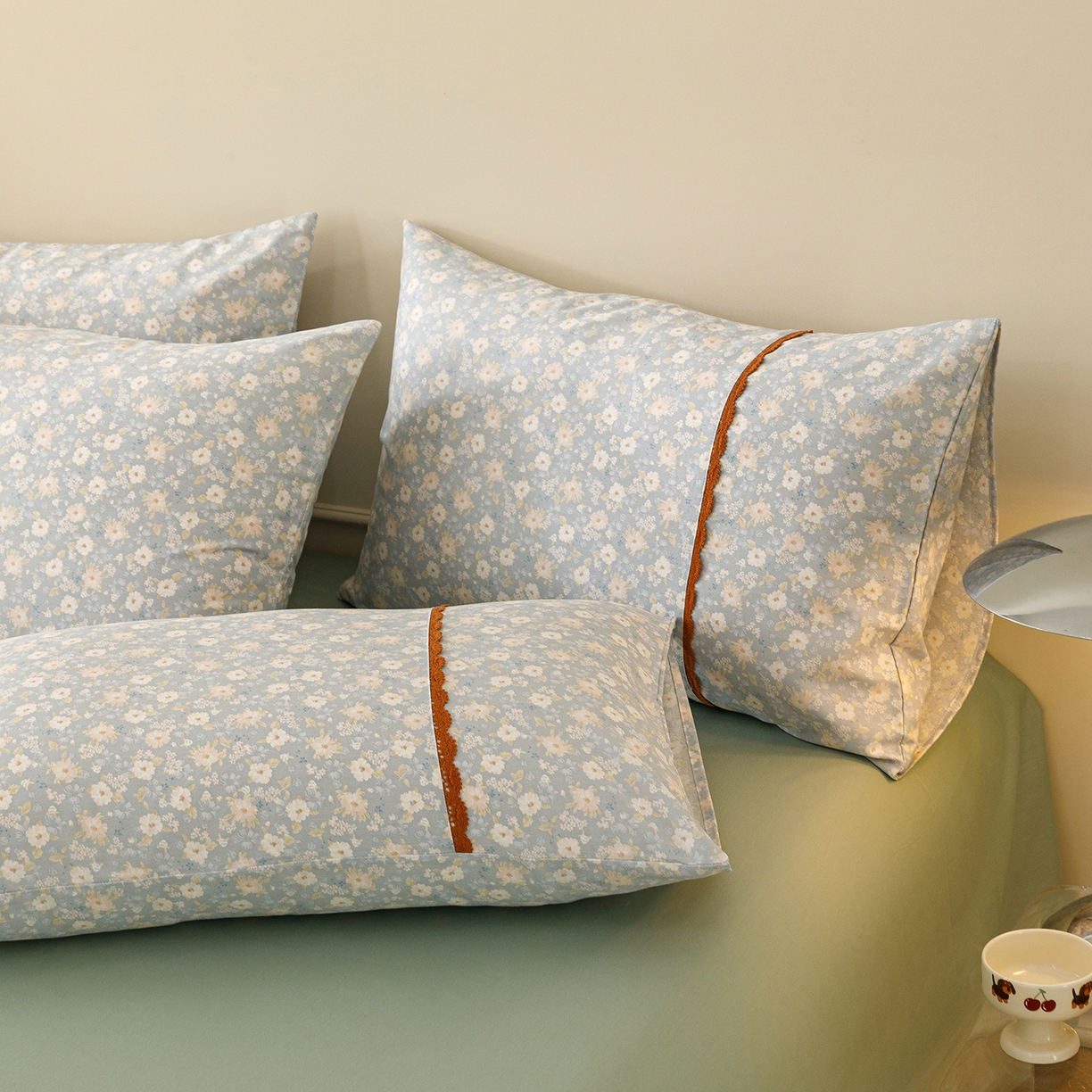 91家纺网 家纺一手货源 找家纺 女子家纺 2026新款40支13070全棉纯棉斜纹印花蕾丝四件套 蓝调花册