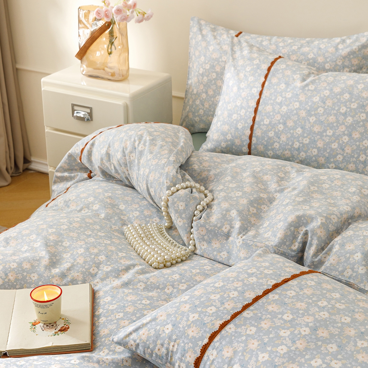 91家纺网 家纺一手货源 找家纺 女子家纺 2026新款40支13070全棉纯棉斜纹印花蕾丝四件套 蓝调花册