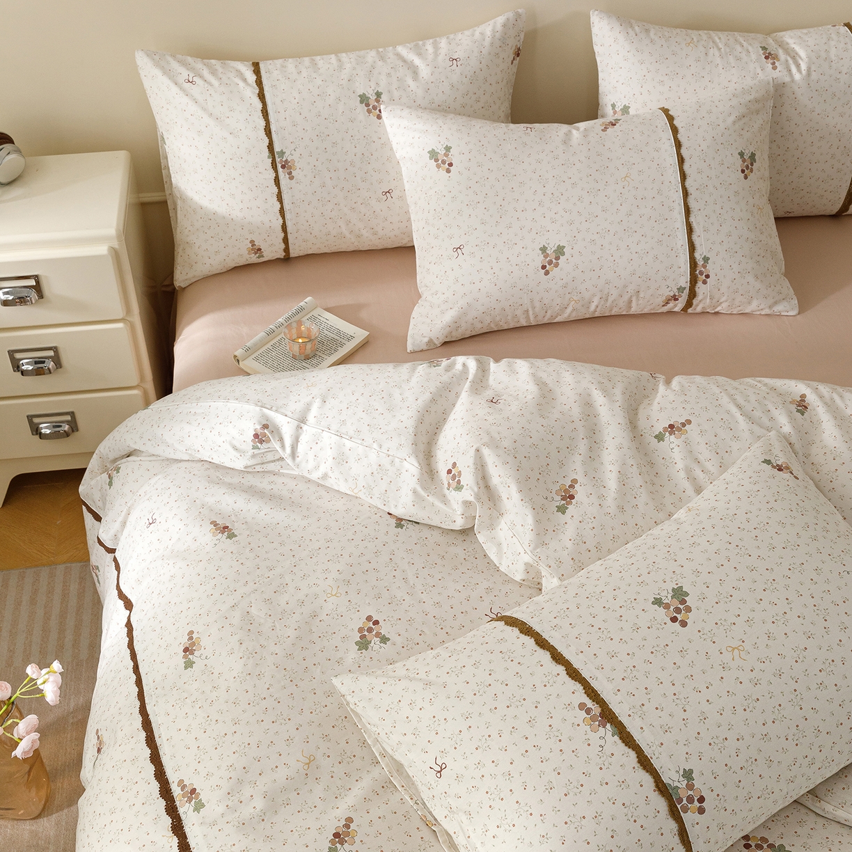 91家纺网 家纺一手货源 找家纺 女子家纺 2026新款40支13070全棉纯棉斜纹印花蕾丝四件套 奶白萄笺