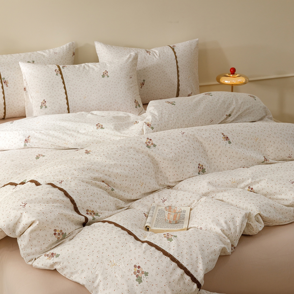 91家纺网 家纺一手货源 找家纺 女子家纺 2026新款40支13070全棉纯棉斜纹印花蕾丝四件套 奶白萄笺