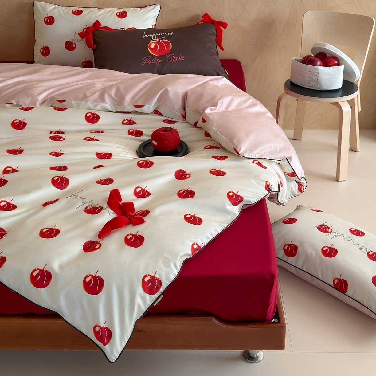 91家纺网 家纺一手货源 找家纺 桔子家纺 2026春夏新款100s全棉纯棉幸运系列四件套-场景二 幸运果（白色）