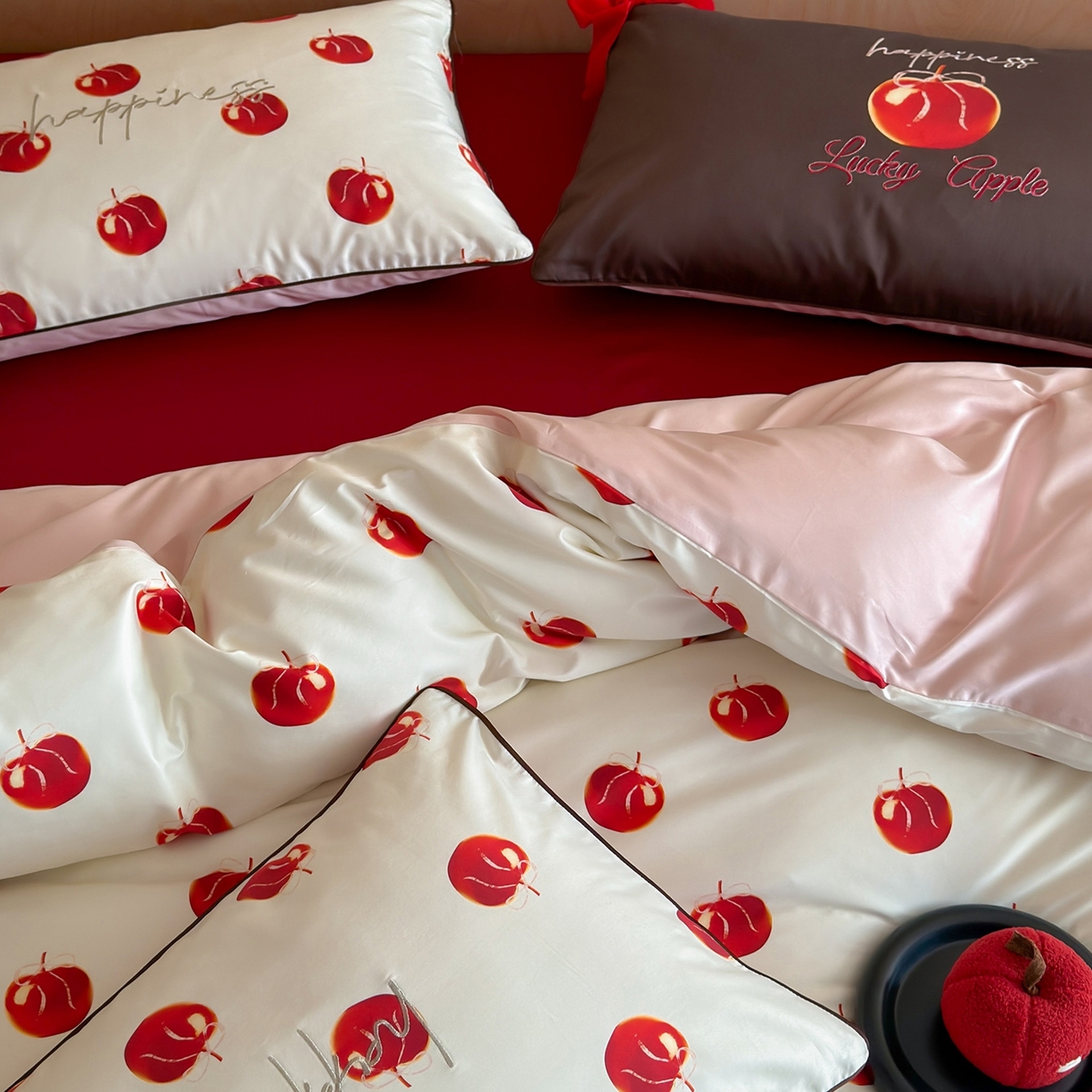 91家纺网 家纺一手货源 找家纺 桔子家纺 2026春夏新款100s全棉纯棉幸运系列四件套-场景二 幸运果（白色）