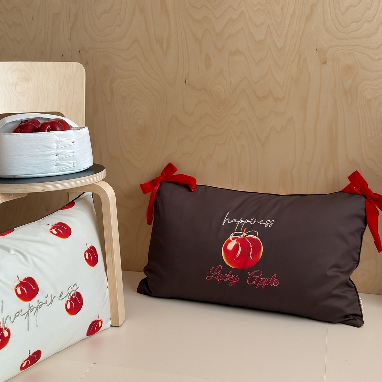 91家纺网 家纺一手货源 找家纺 桔子家纺 2026春夏新款100s全棉纯棉幸运系列四件套-场景二 幸运果（白色）