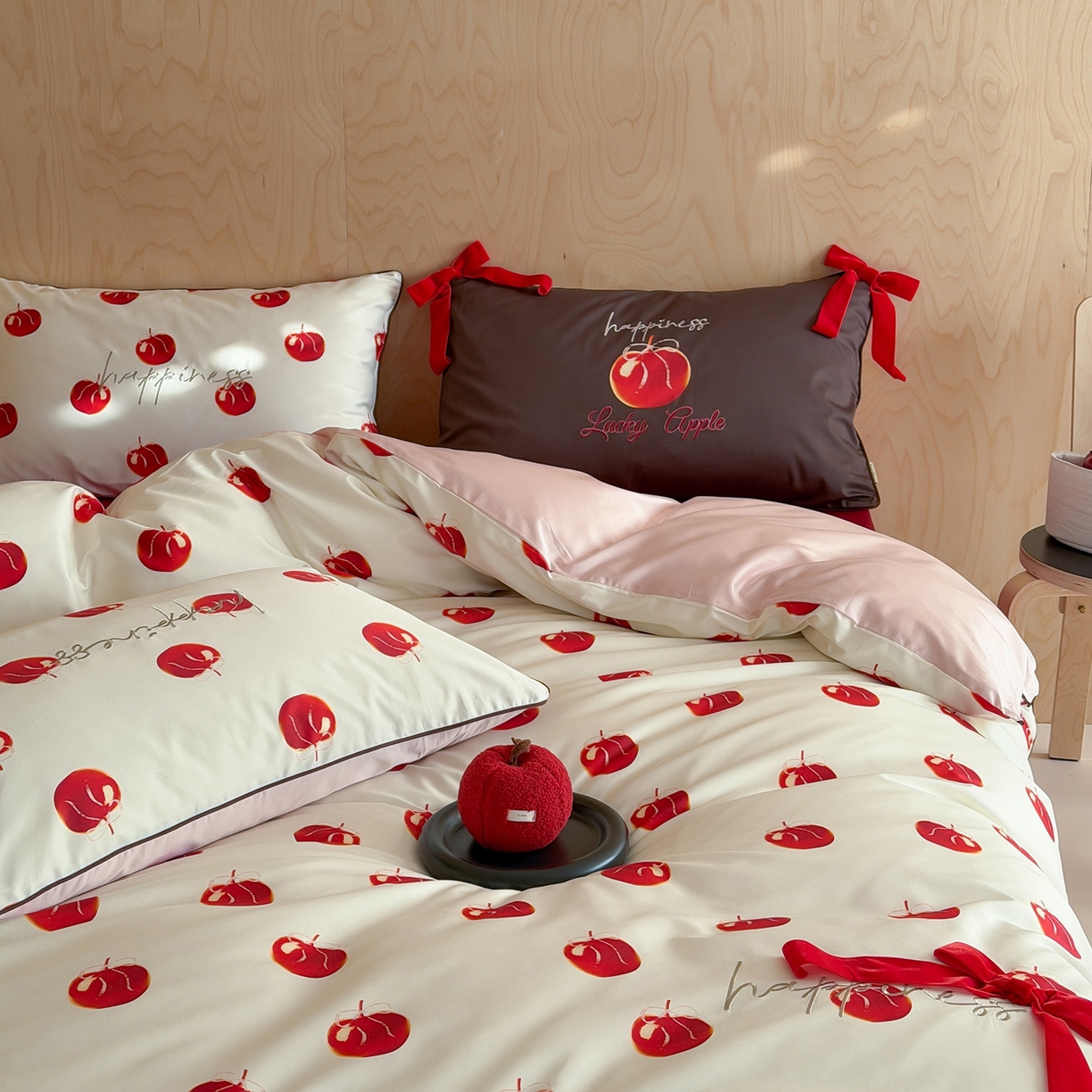 91家纺网 家纺一手货源 找家纺 桔子家纺 2026春夏新款100s全棉纯棉幸运系列四件套-场景二 幸运果（白色）