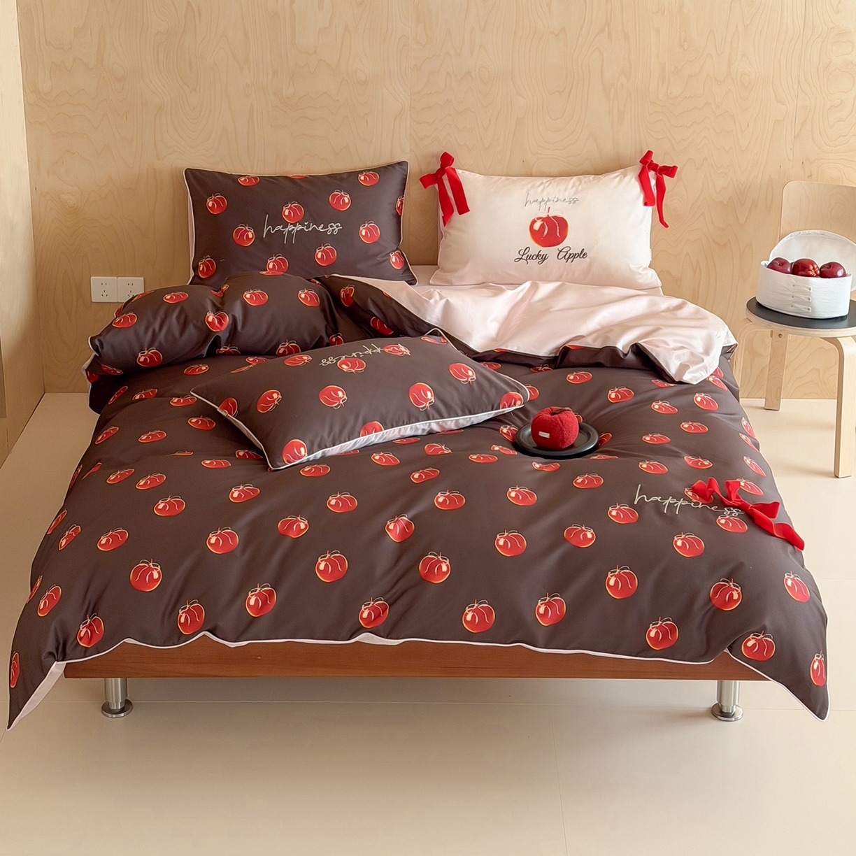 91家纺网 家纺一手货源 找家纺 桔子家纺 2026春夏新款100s全棉纯棉幸运系列四件套-场景二 幸运果（棕色）