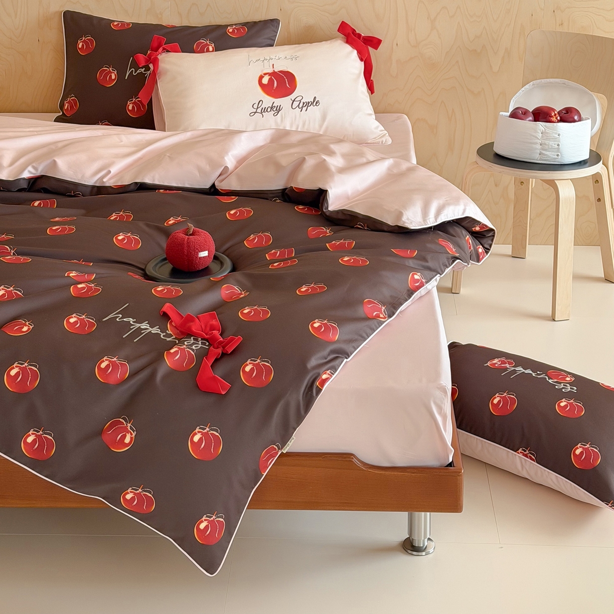 91家纺网 家纺一手货源 找家纺 桔子家纺 2026春夏新款100s全棉纯棉幸运系列四件套-场景二 幸运果（棕色）