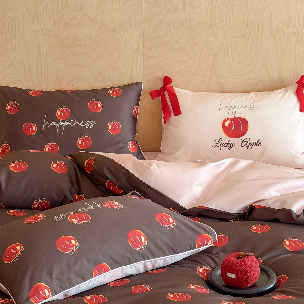 91家纺网 家纺一手货源 找家纺 桔子家纺 2026春夏新款100s全棉纯棉幸运系列四件套-场景二 幸运果（棕色）