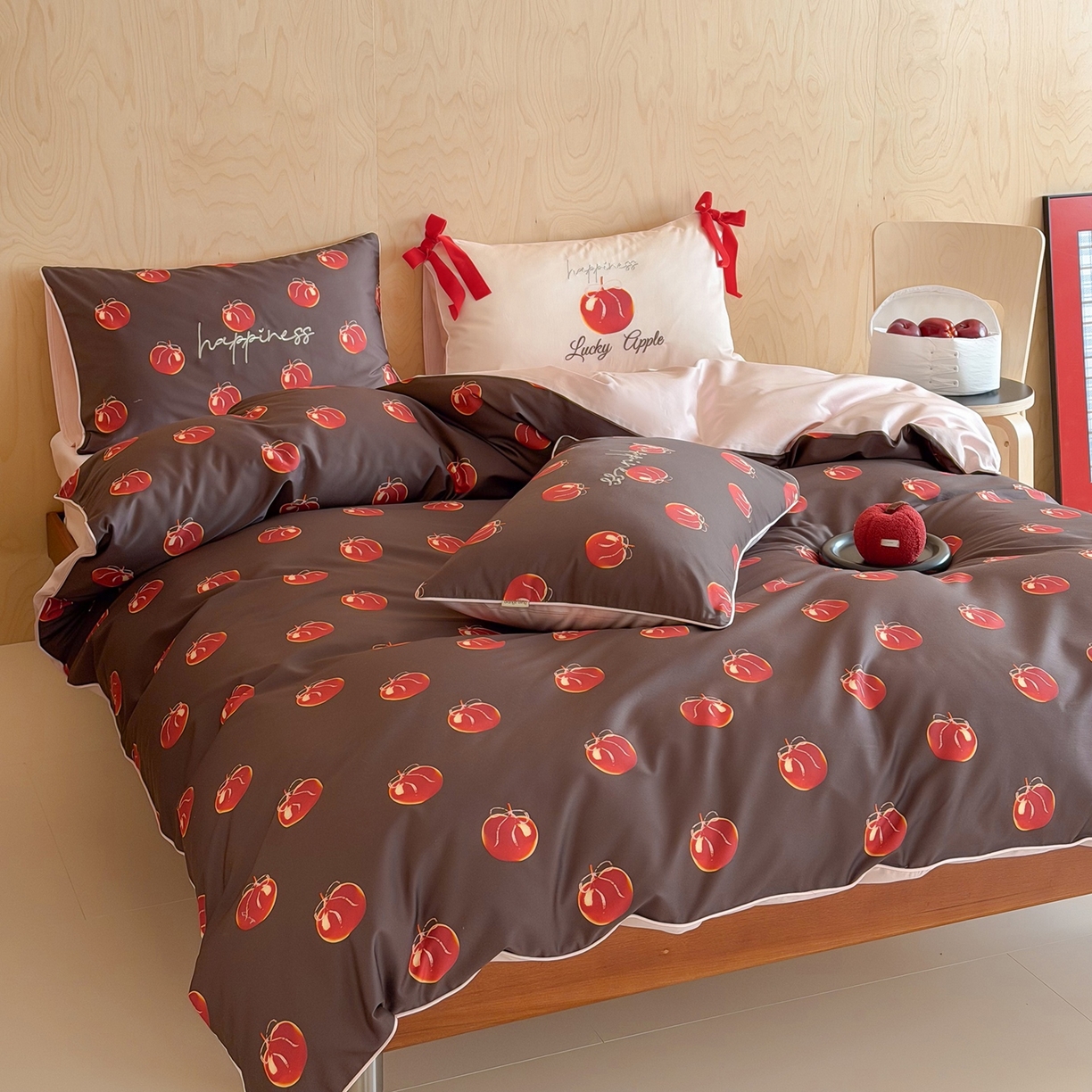 91家纺网 家纺一手货源 找家纺 桔子家纺 2026春夏新款100s全棉纯棉幸运系列四件套-场景二 幸运果（棕色）