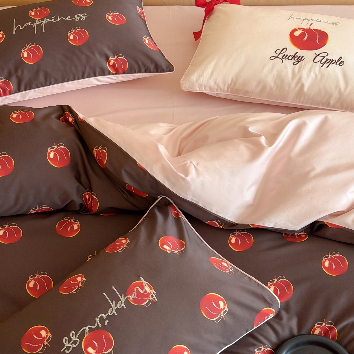 91家纺网 家纺一手货源 找家纺 桔子家纺 2026春夏新款100s全棉纯棉幸运系列四件套-场景二 幸运果（棕色）