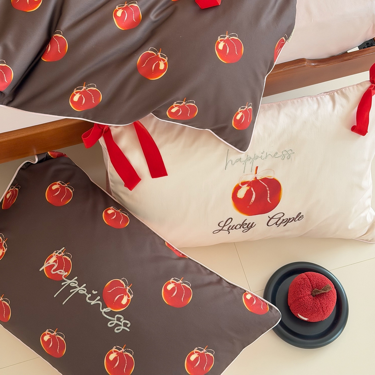 91家纺网 家纺一手货源 找家纺 桔子家纺 2026春夏新款100s全棉纯棉幸运系列四件套-场景二 幸运果（棕色）