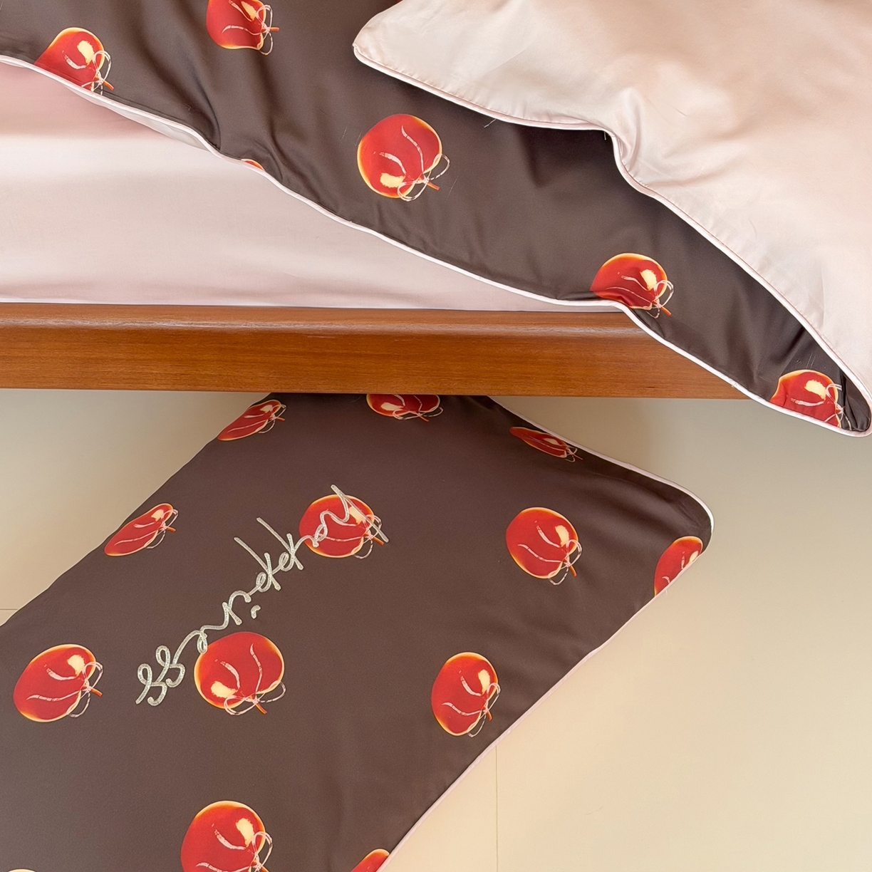 91家纺网 家纺一手货源 找家纺 桔子家纺 2026春夏新款100s全棉纯棉幸运系列四件套-场景二 幸运果（棕色）