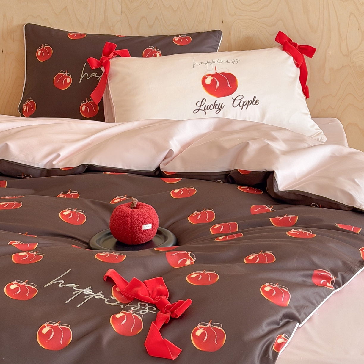 91家纺网 家纺一手货源 找家纺 桔子家纺 2026春夏新款100s全棉纯棉幸运系列四件套-场景二 幸运果（棕色）