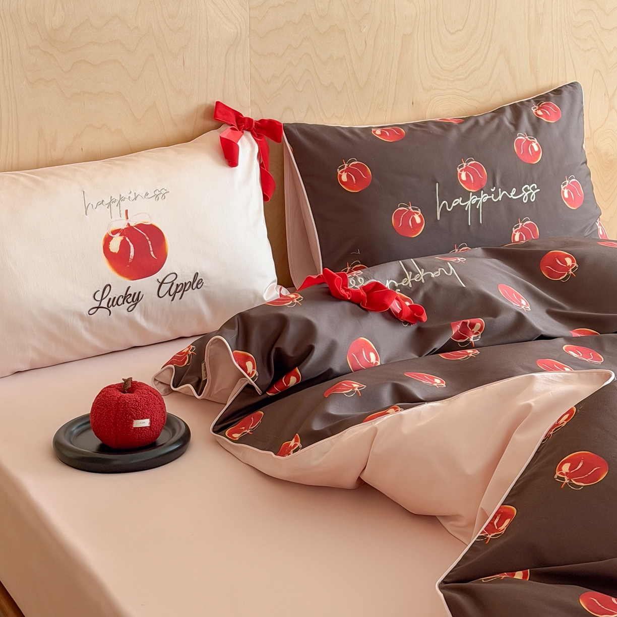 91家纺网 家纺一手货源 找家纺 桔子家纺 2026春夏新款100s全棉纯棉幸运系列四件套-场景二 幸运果（棕色）