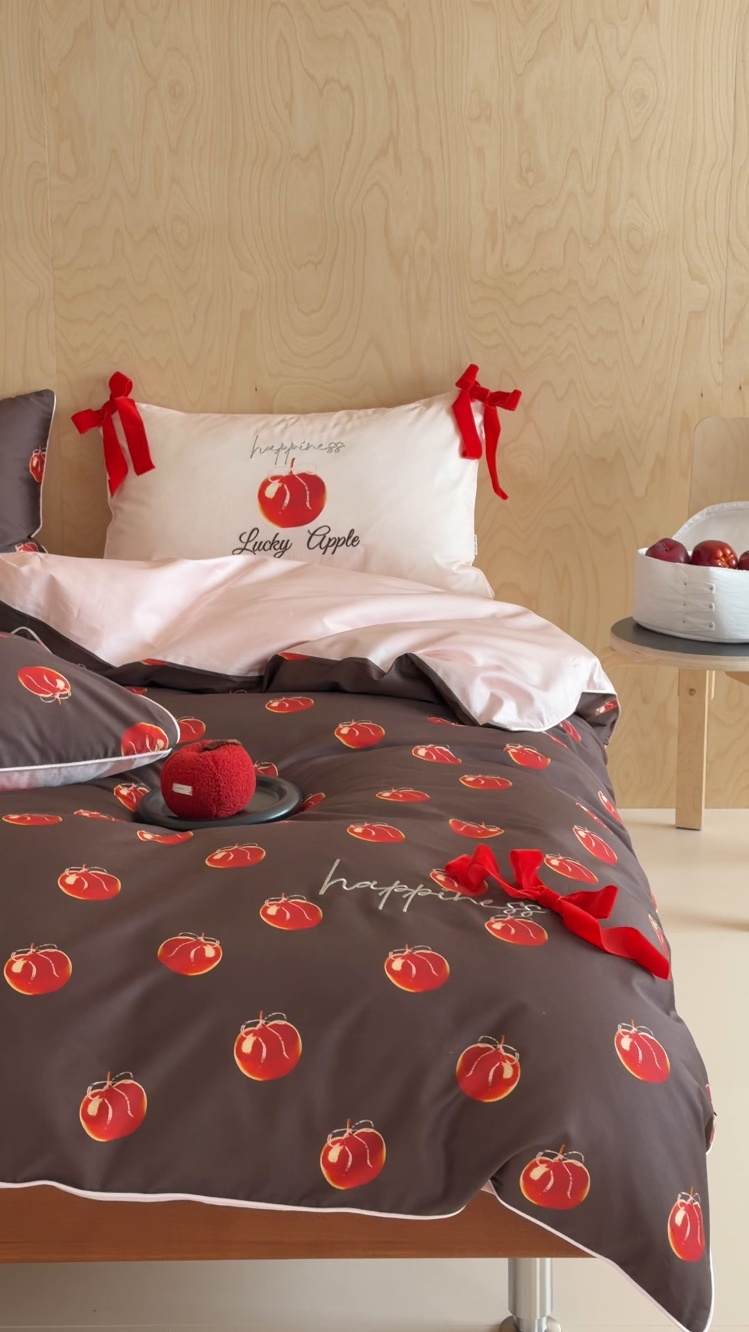 91家纺网 家纺一手货源 找家纺 桔子家纺 2026春夏新款100s全棉纯棉幸运系列四件套-场景二 幸运果（棕色）