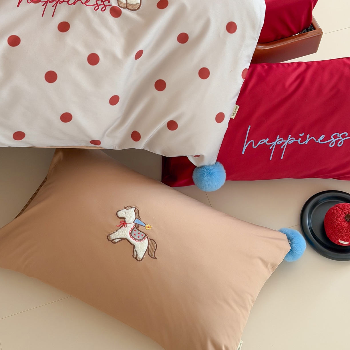 91家纺网 家纺一手货源 找家纺 桔子家纺 2026春夏新款100s全棉纯棉幸运系列四件套-场景二 幸运小马