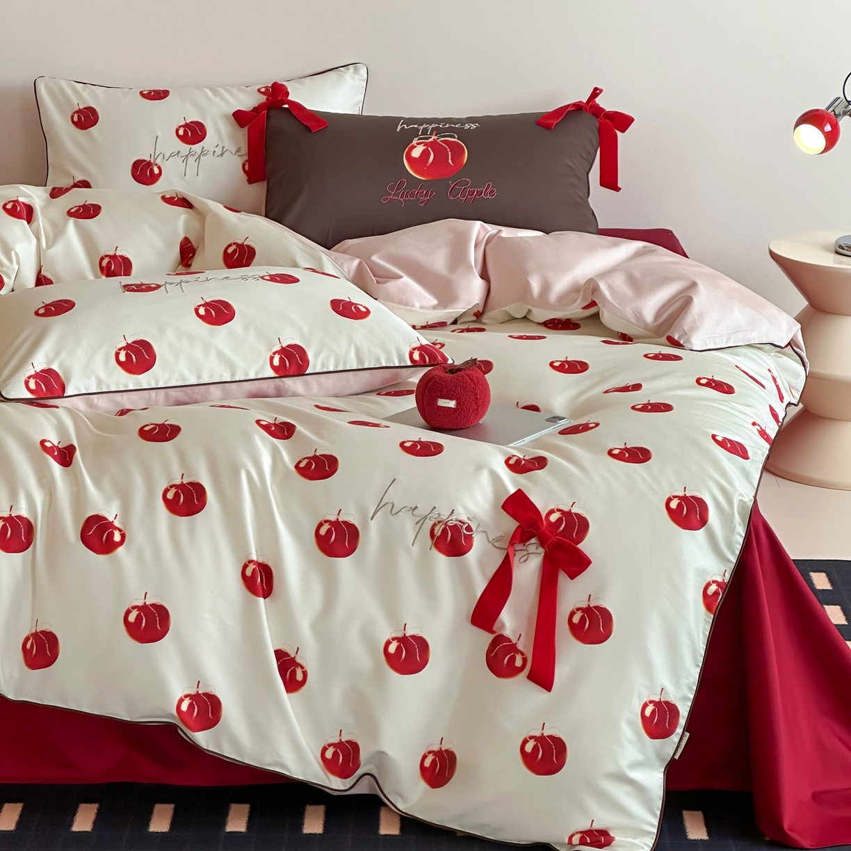 91家纺网 家纺一手货源 找家纺 桔子家纺 2026春夏新款100s全棉纯棉幸运系列四件套-场景一 幸运果（白色）