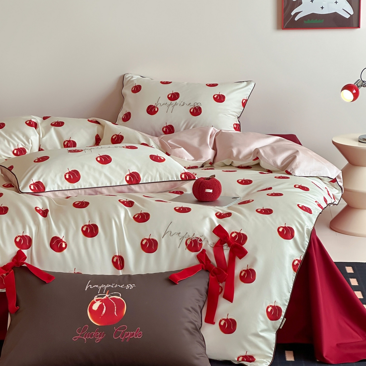 91家纺网 家纺一手货源 找家纺 桔子家纺 2026春夏新款100s全棉纯棉幸运系列四件套-场景一 幸运果（白色）