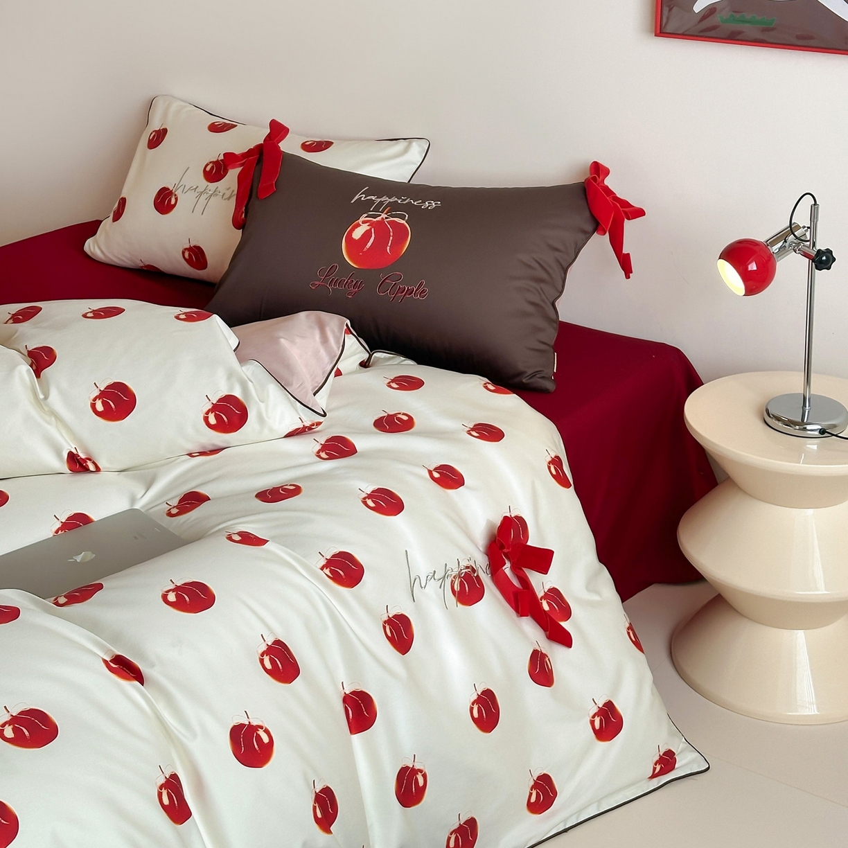 91家纺网 家纺一手货源 找家纺 桔子家纺 2026春夏新款100s全棉纯棉幸运系列四件套-场景一 幸运果（白色）