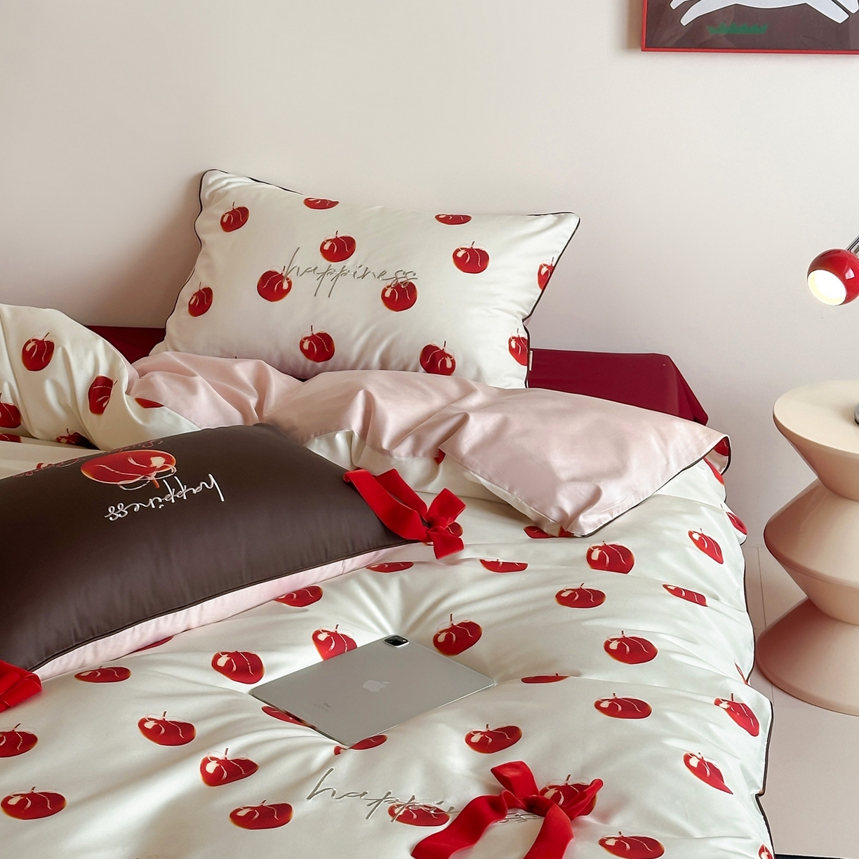 91家纺网 家纺一手货源 找家纺 桔子家纺 2026春夏新款100s全棉纯棉幸运系列四件套-场景一 幸运果（白色）