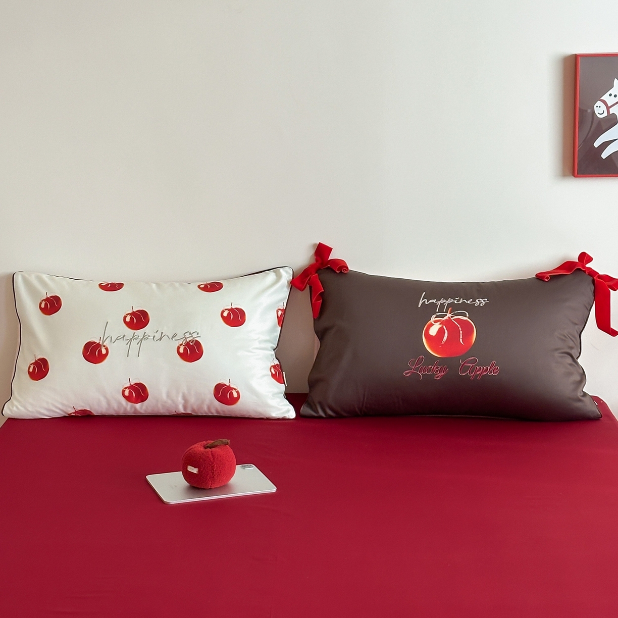 91家纺网 家纺一手货源 找家纺 桔子家纺 2026春夏新款100s全棉纯棉幸运系列四件套-场景一 幸运果（白色）