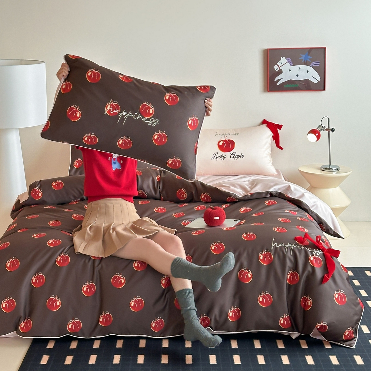 91家纺网 家纺一手货源 找家纺 桔子家纺 2026春夏新款100s全棉纯棉幸运系列四件套-场景一 幸运果（棕色）