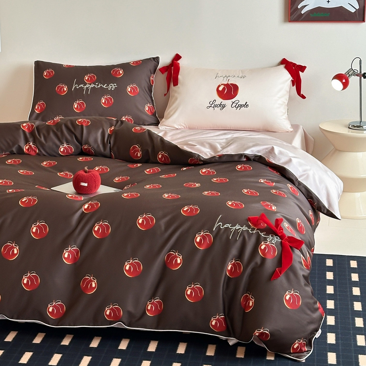 91家纺网 家纺一手货源 找家纺 桔子家纺 2026春夏新款100s全棉纯棉幸运系列四件套-场景一 幸运果（棕色）