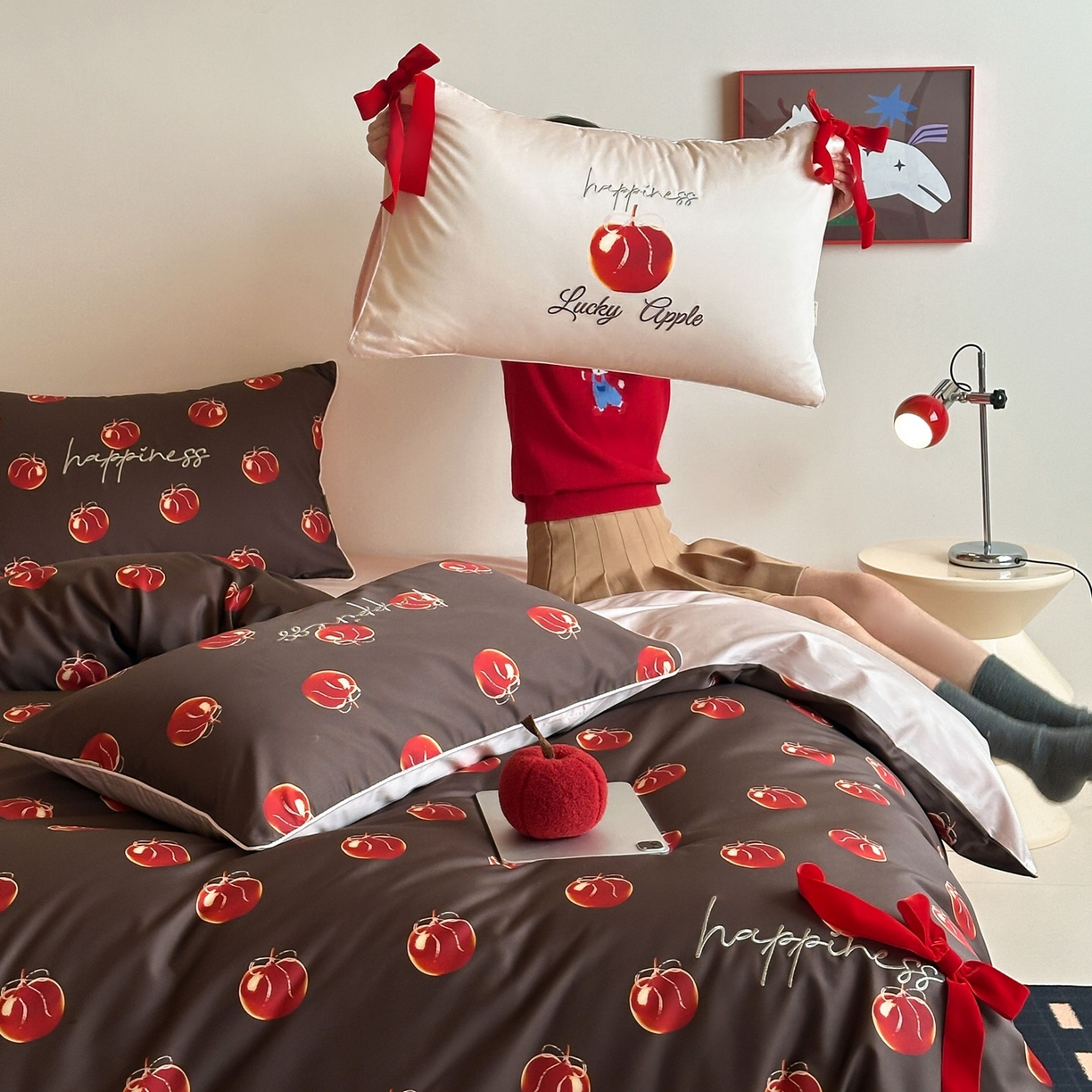 91家纺网 家纺一手货源 找家纺 桔子家纺 2026春夏新款100s全棉纯棉幸运系列四件套-场景一 幸运果（棕色）