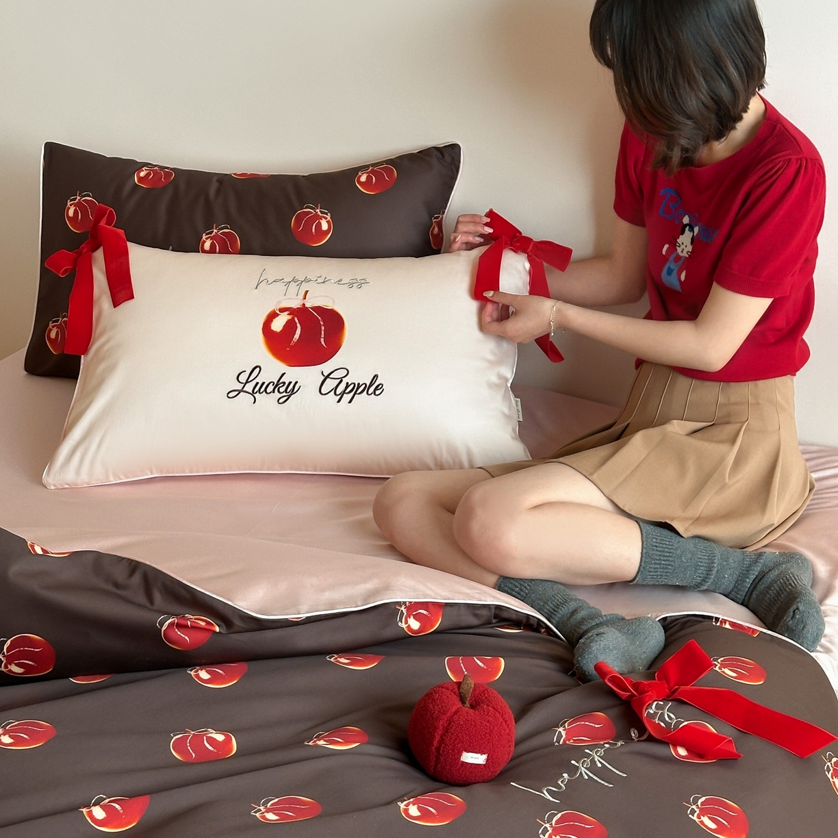 91家纺网 家纺一手货源 找家纺 桔子家纺 2026春夏新款100s全棉纯棉幸运系列四件套-场景一 幸运果（棕色）