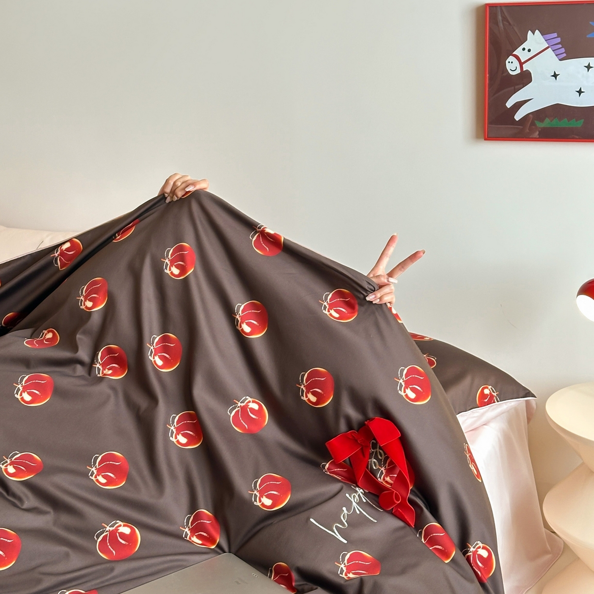 91家纺网 家纺一手货源 找家纺 桔子家纺 2026春夏新款100s全棉纯棉幸运系列四件套-场景一 幸运果（棕色）