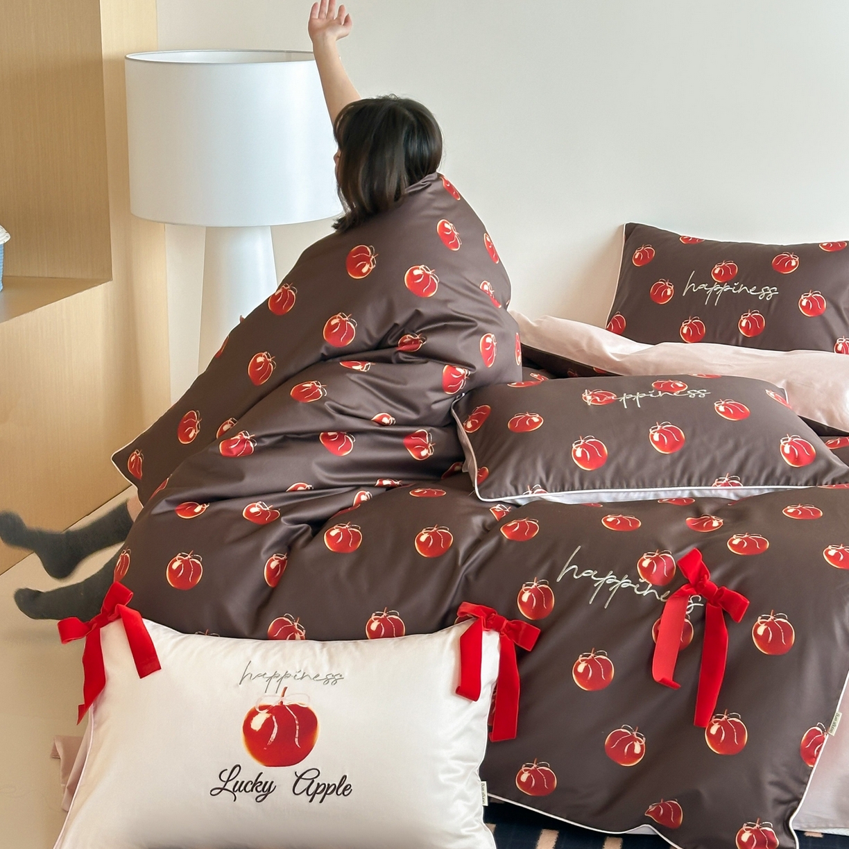 91家纺网 家纺一手货源 找家纺 桔子家纺 2026春夏新款100s全棉纯棉幸运系列四件套-场景一 幸运果（棕色）
