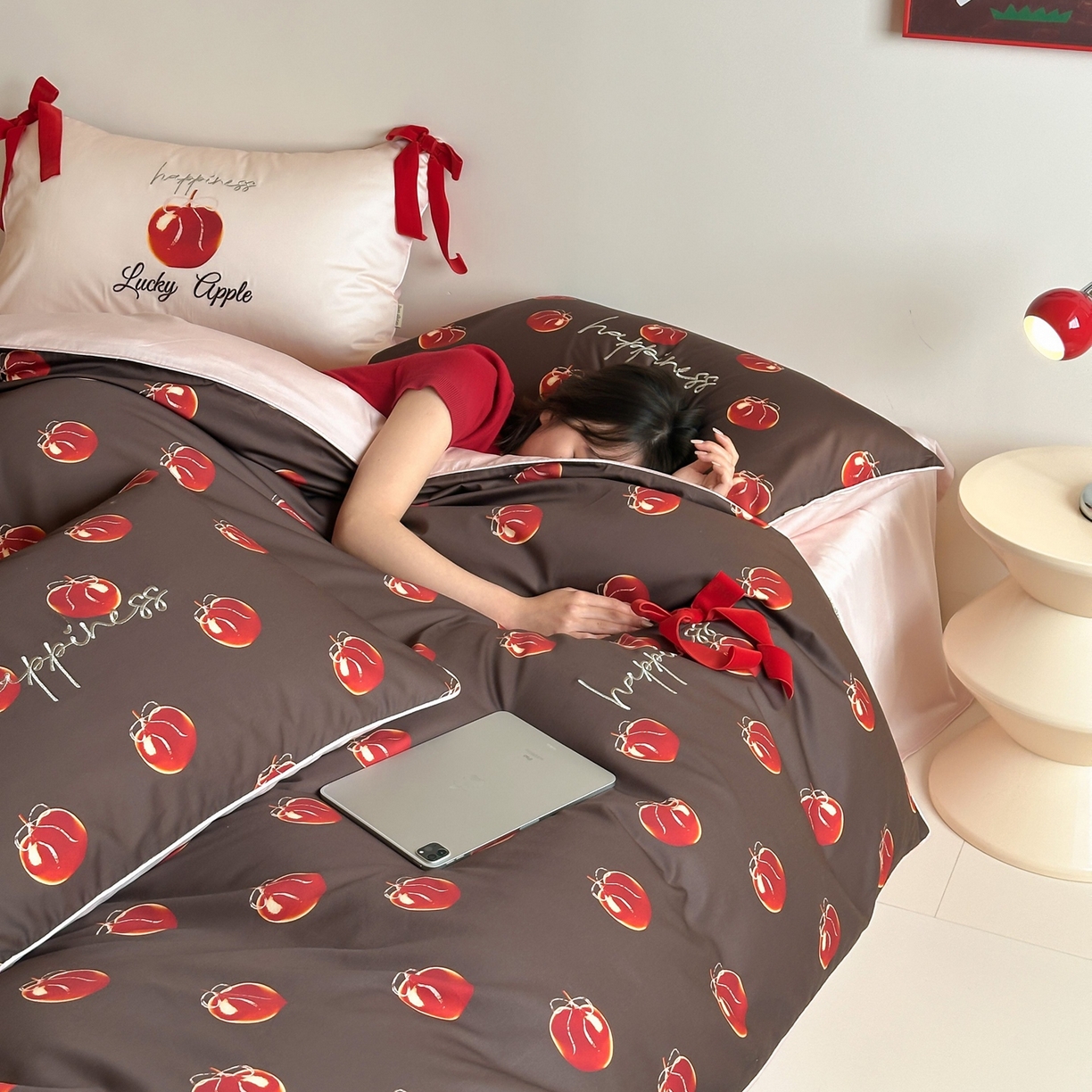 91家纺网 家纺一手货源 找家纺 桔子家纺 2026春夏新款100s全棉纯棉幸运系列四件套-场景一 幸运果（棕色）