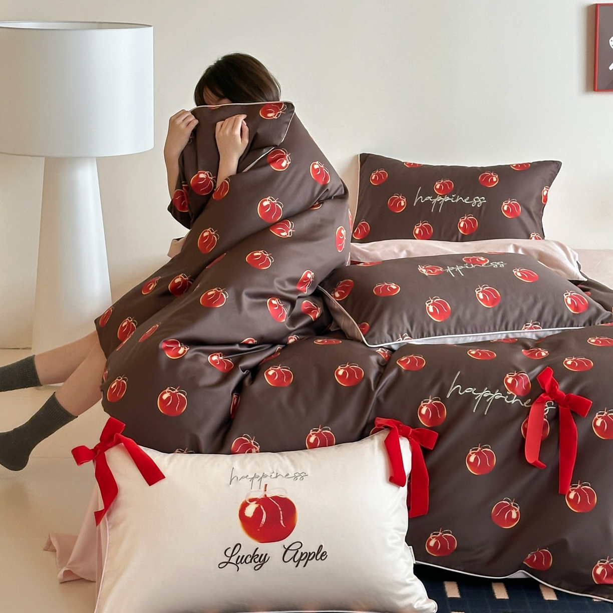 91家纺网 家纺一手货源 找家纺 桔子家纺 2026春夏新款100s全棉纯棉幸运系列四件套-场景一 幸运果（棕色）