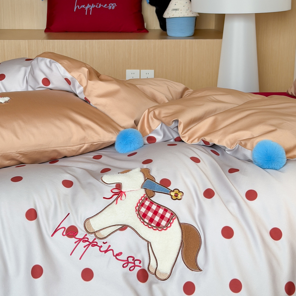 91家纺网 家纺一手货源 找家纺 桔子家纺 2026春夏新款100s全棉纯棉幸运系列四件套-场景一 幸运小马