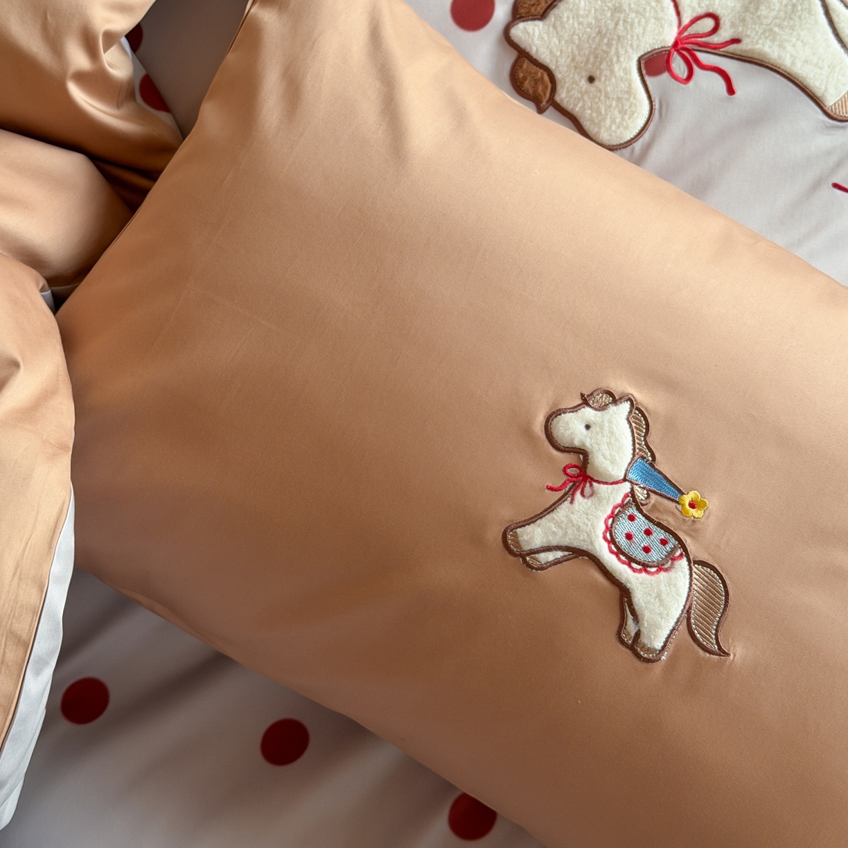 91家纺网 家纺一手货源 找家纺 桔子家纺 2026春夏新款100s全棉纯棉幸运系列四件套-场景一 幸运小马