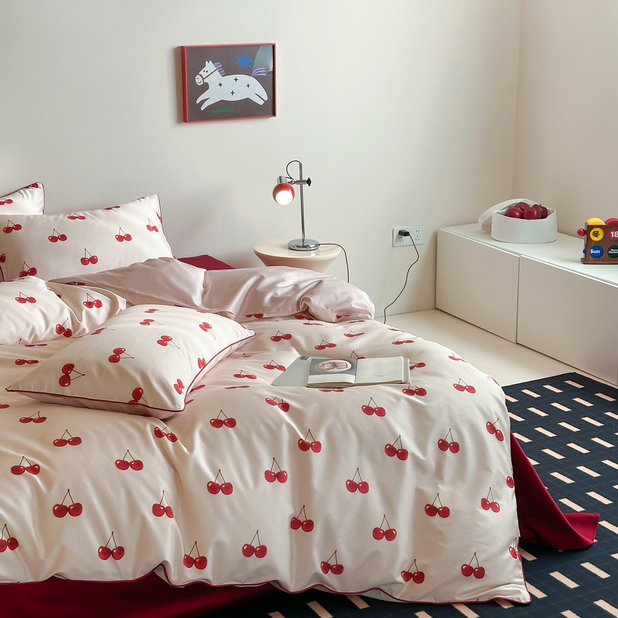 91家纺网 家纺一手货源 找家纺 （总）桔子家纺 2026春夏新款100s全棉纯棉复古樱桃系列四件套-场景一