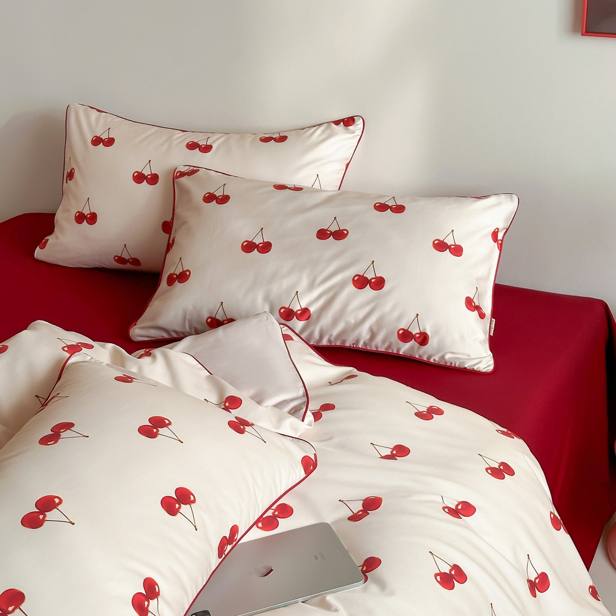 91家纺网 家纺一手货源 找家纺 桔子家纺 2026春夏新款100s全棉纯棉复古樱桃系列四件套-场景一 复古樱桃-粉