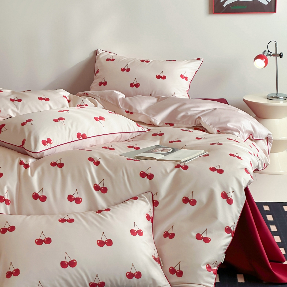 91家纺网 家纺一手货源 找家纺 桔子家纺 2026春夏新款100s全棉纯棉复古樱桃系列四件套-场景一 复古樱桃-粉