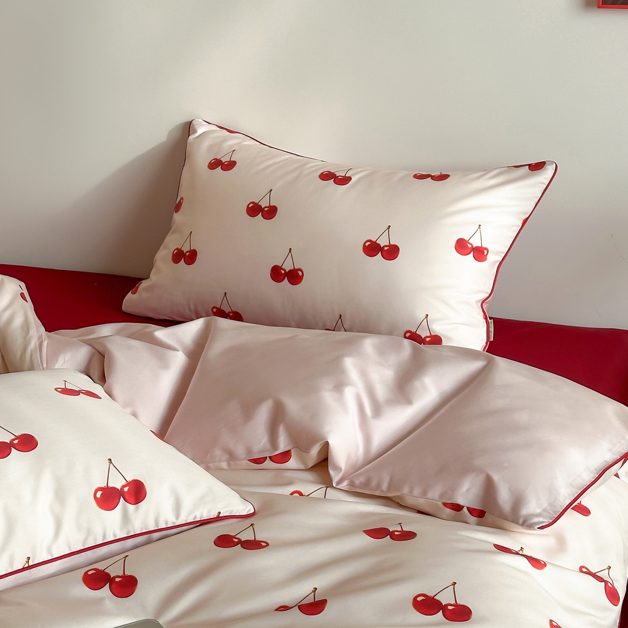 91家纺网 家纺一手货源 找家纺 桔子家纺 2026春夏新款100s全棉纯棉复古樱桃系列四件套-场景一 复古樱桃-粉