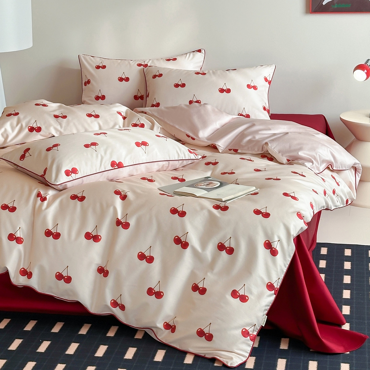 91家纺网 家纺一手货源 找家纺 桔子家纺 2026春夏新款100s全棉纯棉复古樱桃系列四件套-场景一 复古樱桃-粉