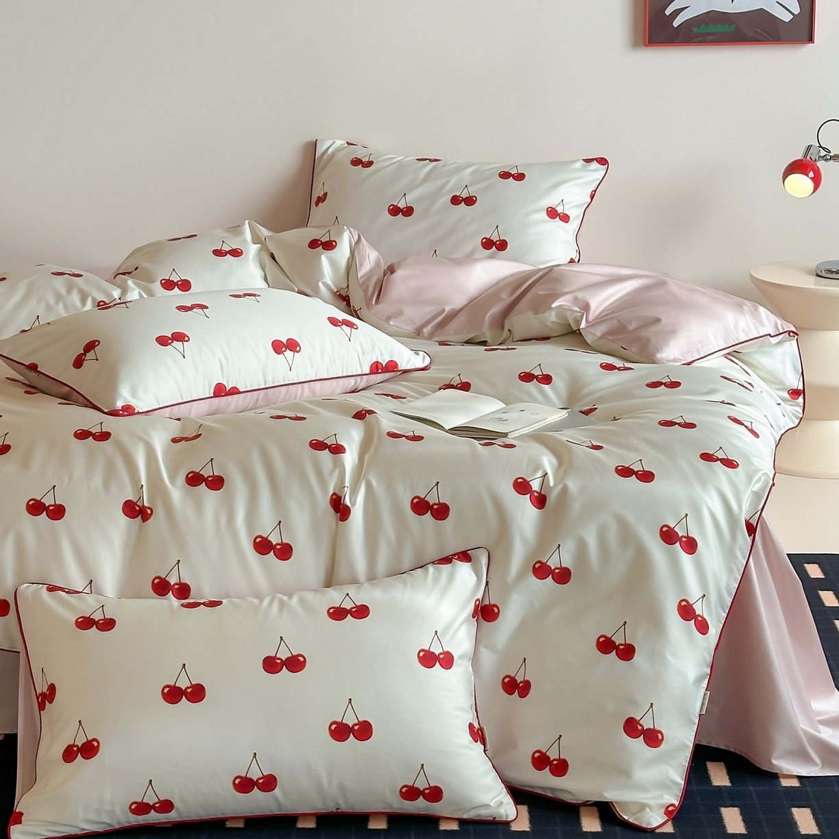 91家纺网 家纺一手货源 找家纺 桔子家纺 2026春夏新款100s全棉纯棉复古樱桃系列四件套-场景一 复古樱桃-米白