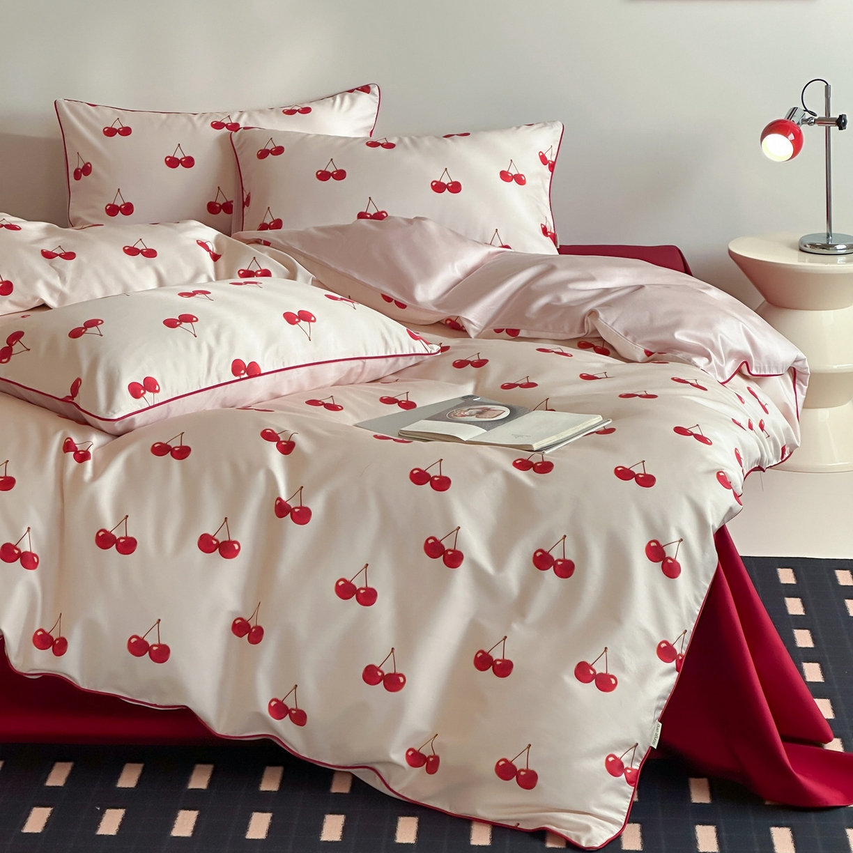 91家纺网 家纺一手货源 找家纺 桔子家纺 2026春夏新款100s全棉纯棉复古樱桃系列四件套-场景一 复古樱桃-粉