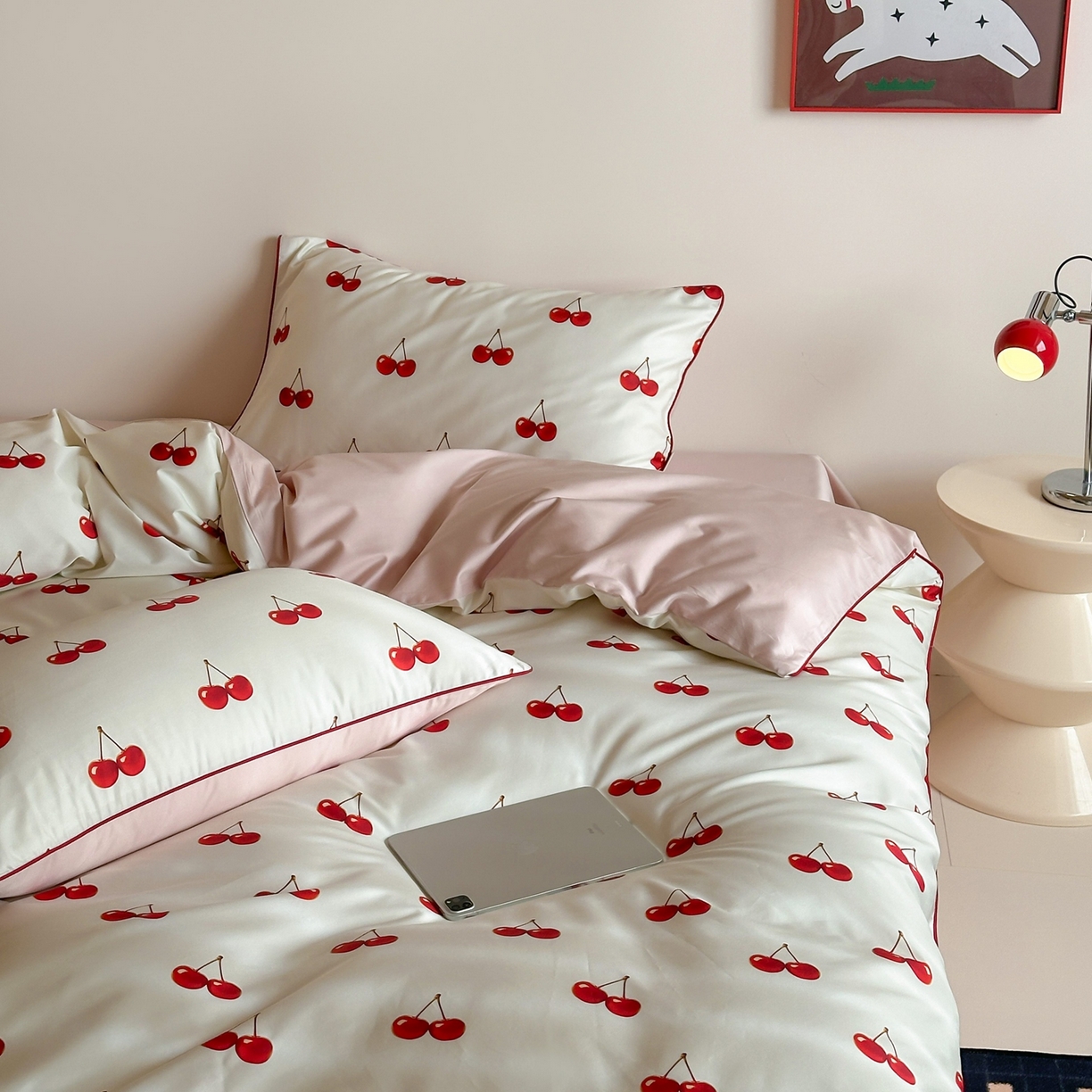 91家纺网 家纺一手货源 找家纺 桔子家纺 2026春夏新款100s全棉纯棉复古樱桃系列四件套-场景一 复古樱桃-米白