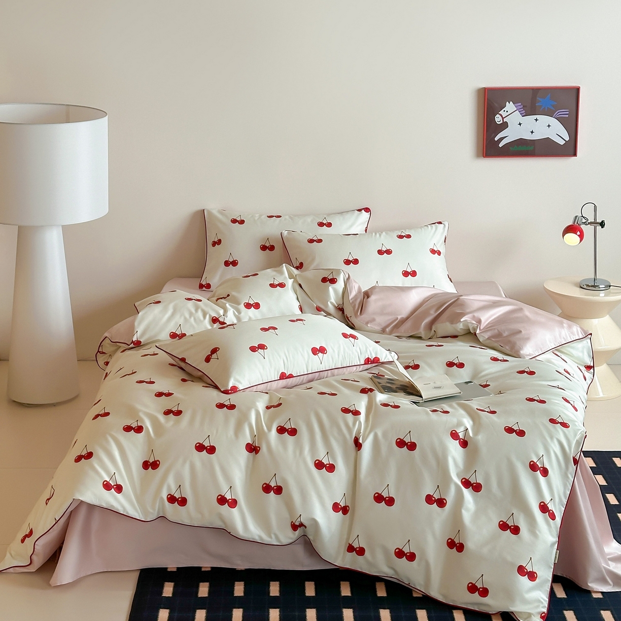 91家纺网 家纺一手货源 找家纺 桔子家纺 2026春夏新款100s全棉纯棉复古樱桃系列四件套-场景一 复古樱桃-米白