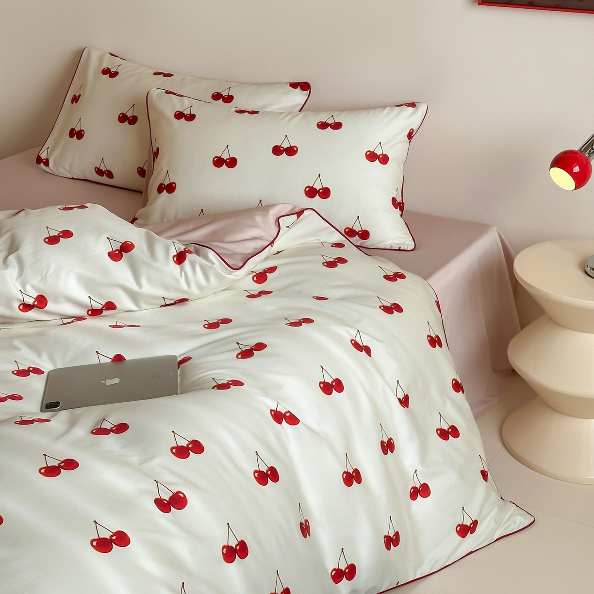 91家纺网 家纺一手货源 找家纺 桔子家纺 2026春夏新款100s全棉纯棉复古樱桃系列四件套-场景一 复古樱桃-米白