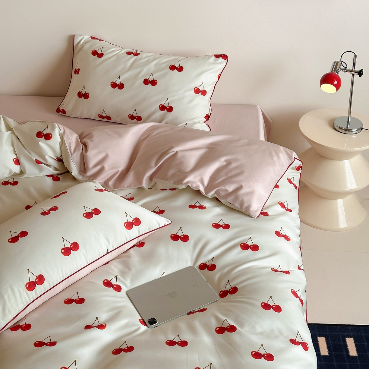 91家纺网 家纺一手货源 找家纺 桔子家纺 2026春夏新款100s全棉纯棉复古樱桃系列四件套-场景一 复古樱桃-米白